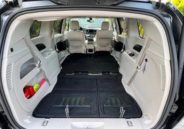 Chrysler Pacifica cena 86900 przebieg: 232231, rok produkcji 2018 z Czarne małe 781